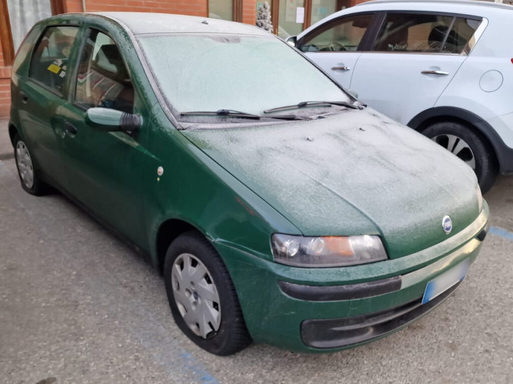 Le ruote tagliate alle auto in corso Lancieri