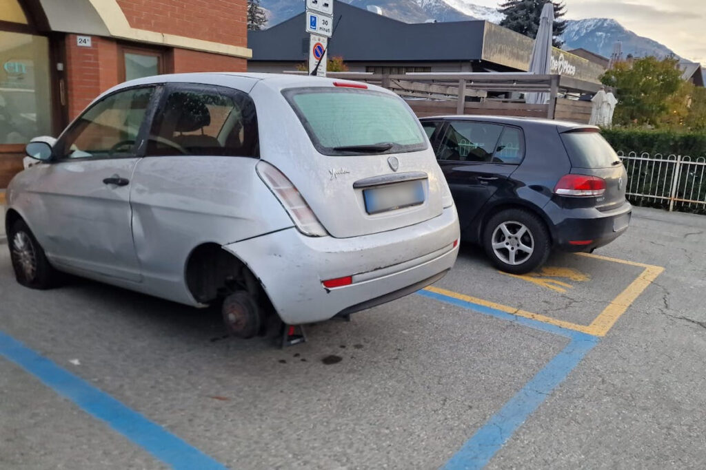 Le ruote tagliate alle auto in corso Lancieri