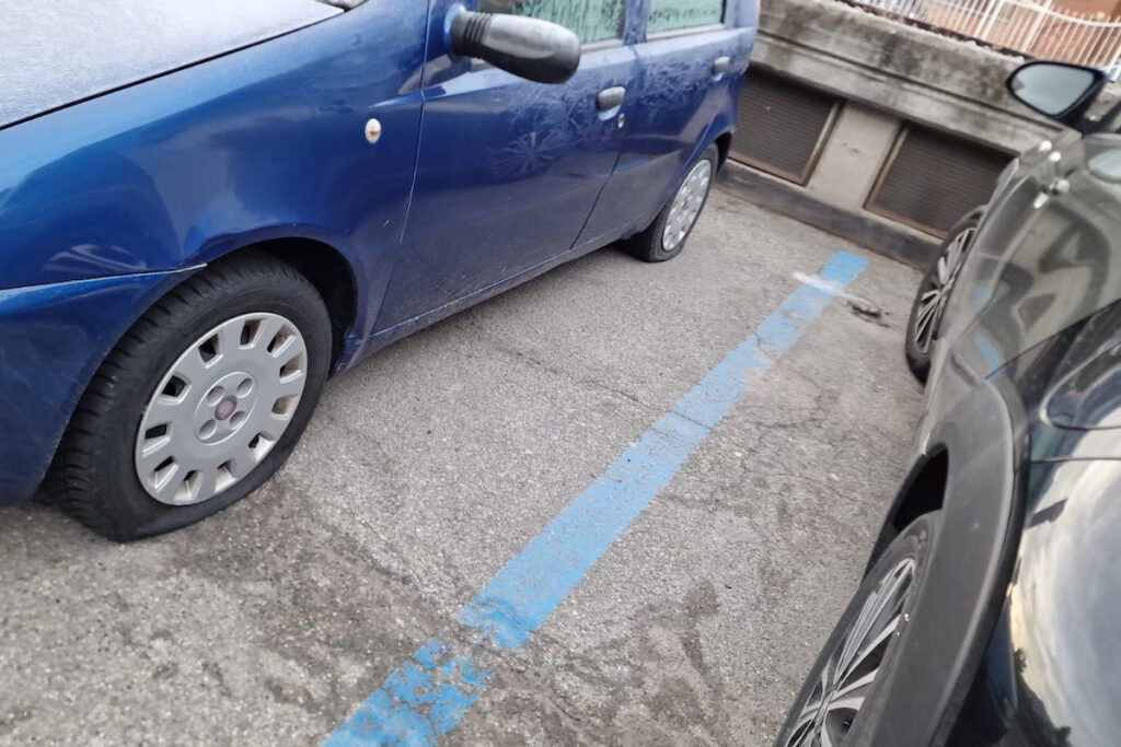 Le ruote tagliate alle auto in corso Lancieri