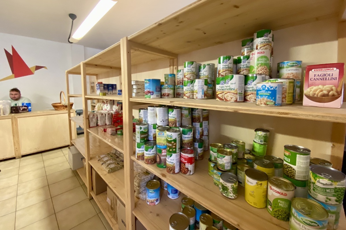 Scaffali della sede dell'Emporio solidale Quotidiamo di via Avondo