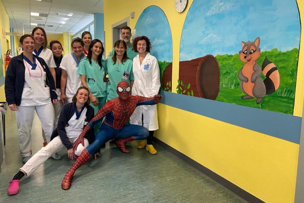 Spiderman nel reparto di Pediatria del Beauregard