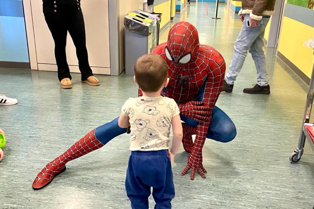 Spiderman nel reparto di Pediatria del Beauregard