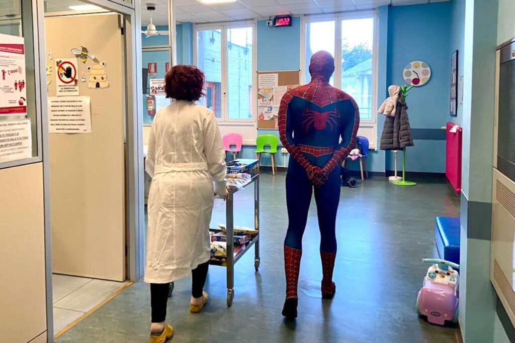 Spiderman nel reparto di Pediatria del Beauregard