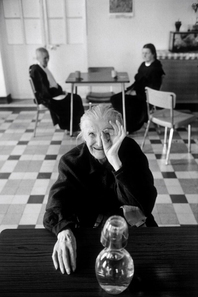 Hospice, Ivry-sur-Seine, France, 1975 - Martine Franck / Magnum Photos