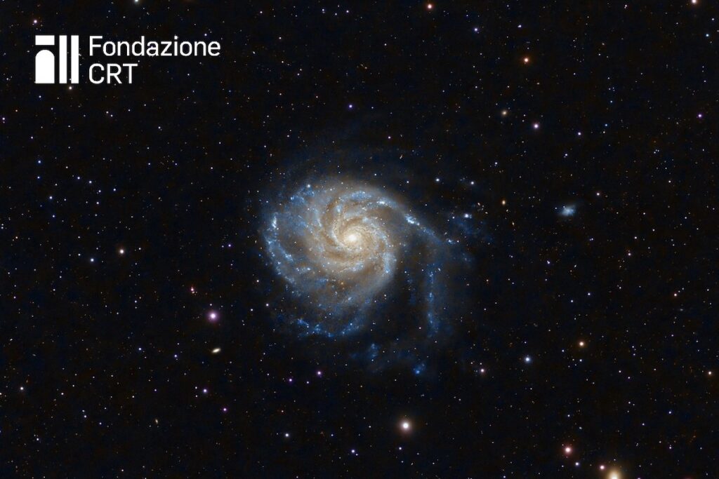 La galassia M101 nella costellazione dell’Orsa Maggiore, riprese dalle piazzole dell’Osservatorio Astronomico della Regione Autonoma Valle d’Aosta. Cortesia Alessandro Cipolat Bares (https://www.flickr.com/photos/astrobares/) per la Fondazione C. Fillietroz-ONLUS