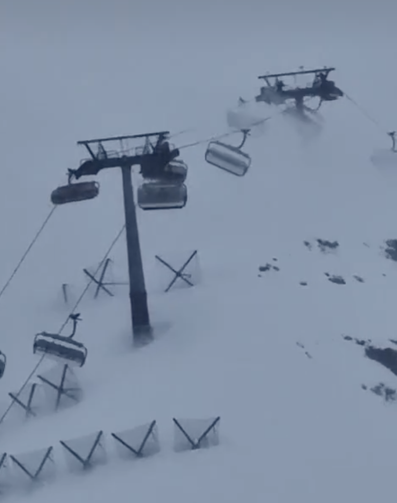 A Cervinia raffiche di vento fino a 100 km/h fanno oscillare la seggiovia Cretaz