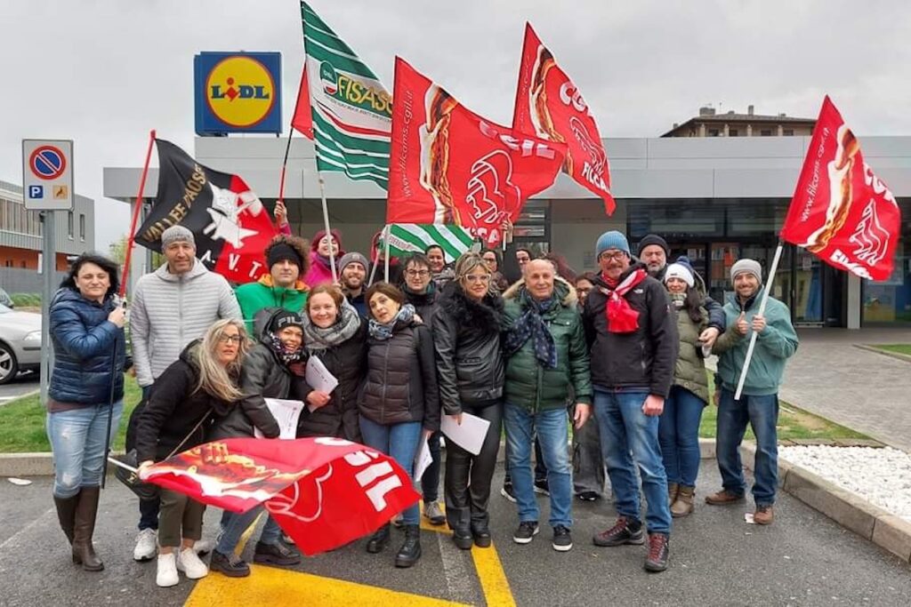 i sindacati Cgil, Cisl e Uil in sciopero per i supermercati