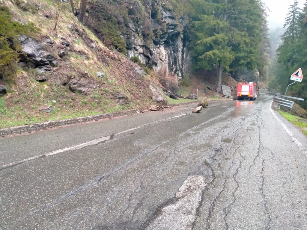 Riaperta, con il senso unico alternato, la regionale di Valgrisenche chiusa dopo una caduta massi