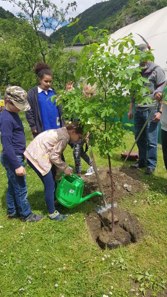 Bambini piantano un albero ai Giardini Pubblici Pont Saint Martin