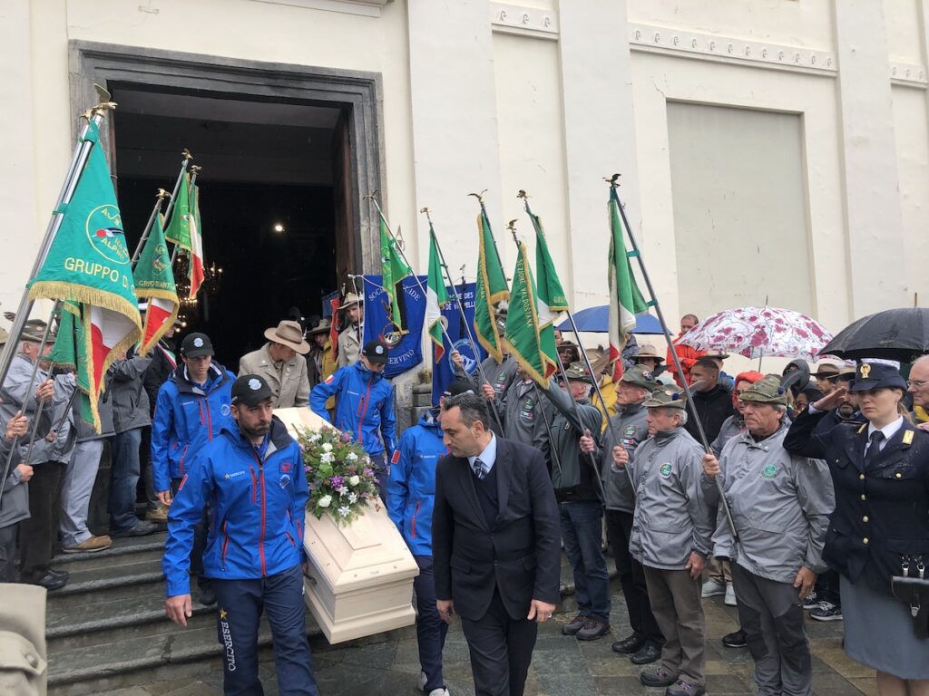 Musica, pensieri e il lungo abbraccio di amici e colleghi per l’ultimo saluto a Denis Trento