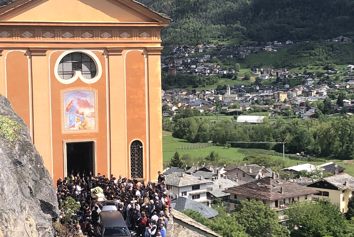 Un paese gonfio di dolore ha detto addio a Michael Barailler - Aostasera