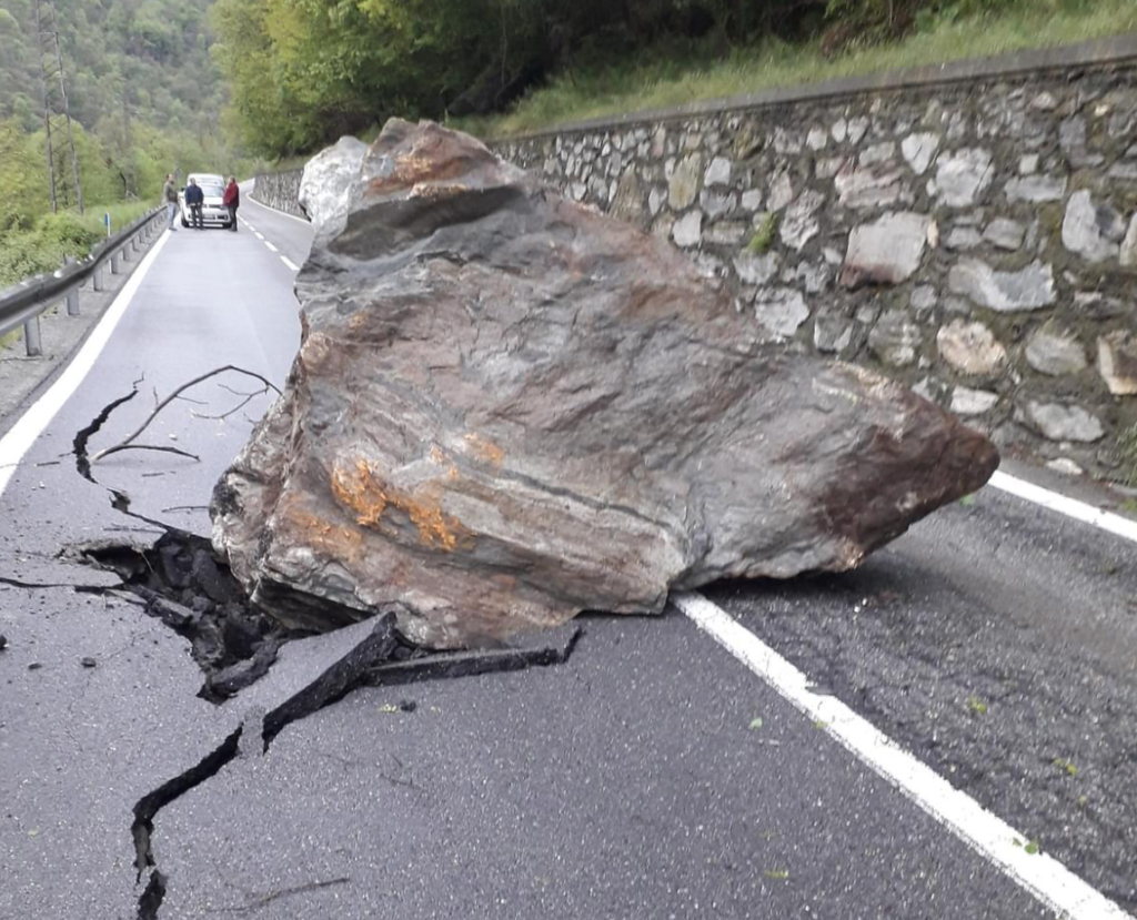 Chiusa la strada regionale per Champorcher dopo una caduta di massi