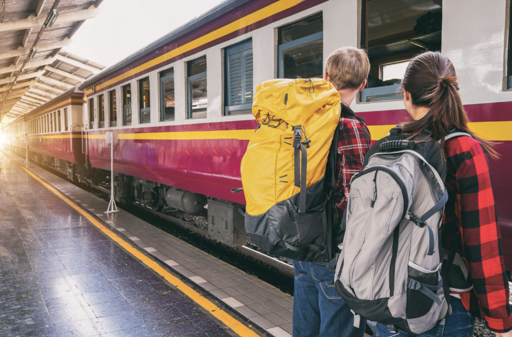 giovani, viaggio, stazione, emigrazione - foto da Canva