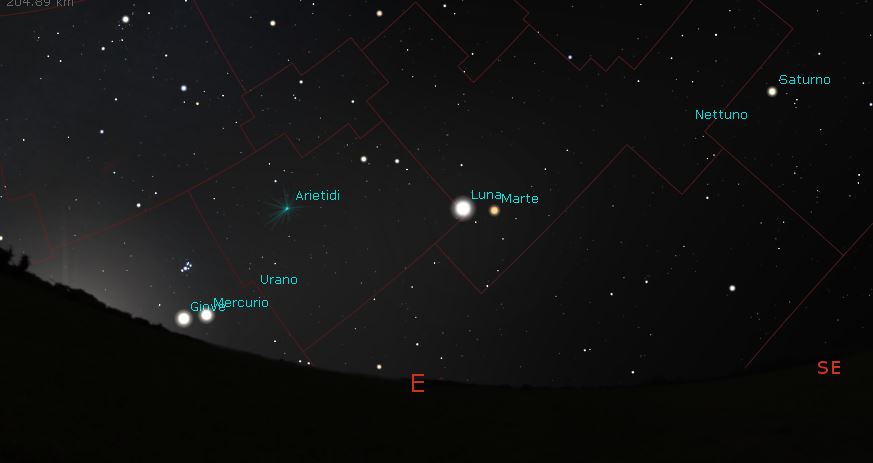 Le due immagini mostrano la posizione dei pianeti prima del sorgere del Sole nella data di lunedì 3 giugno alle 5.15 di ora legale estiva per una località nel centro Italia. Il Sole si trova appena sotto l’orizzonte nord est. Nell’immagine in alto, che mostra il cielo come si vedrebbe senza l’atmosfera terrestre, si notano tutti i pianeti (tranne Venere che è in congiunzione con la nostra stella) a ovest del Sole. 