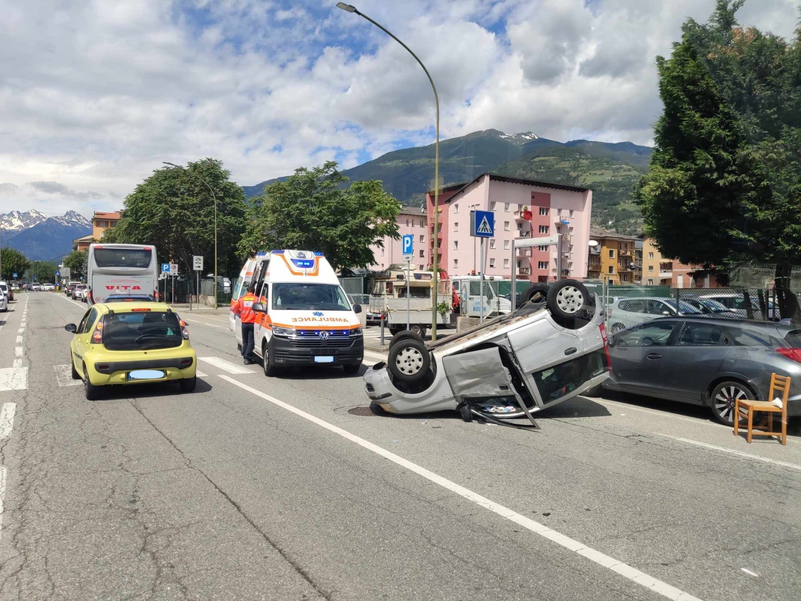 Auto ribaltata in via Caduti del lavoro