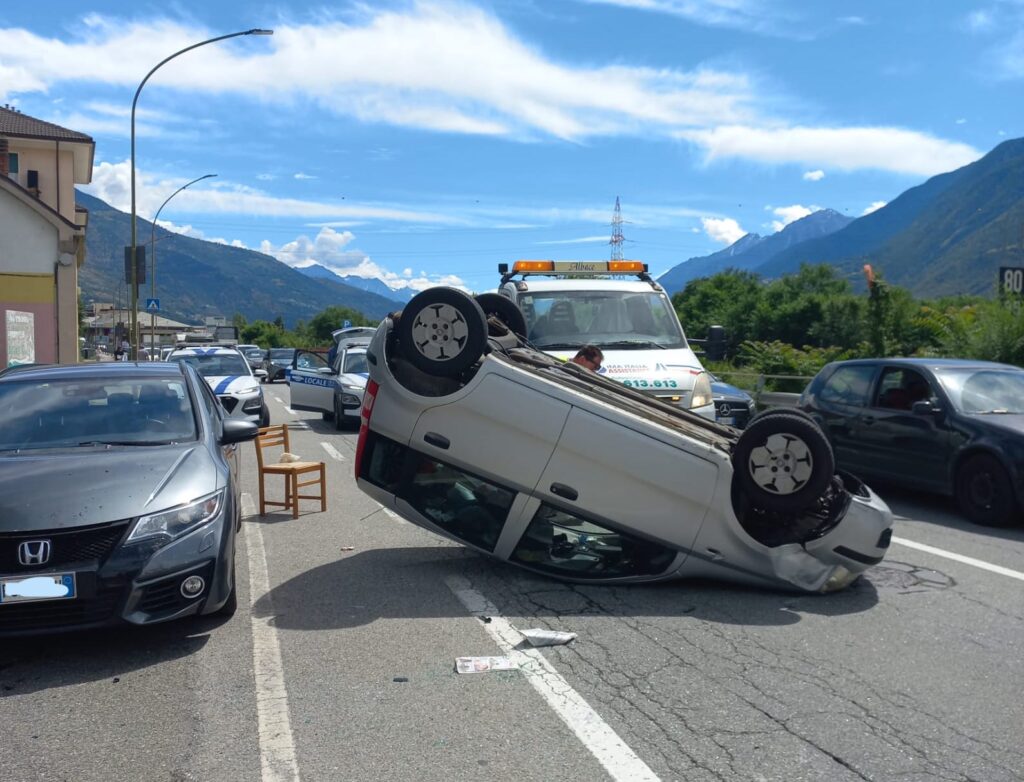 Scontro tra due veicoli ad Aosta, un’auto si ribalta