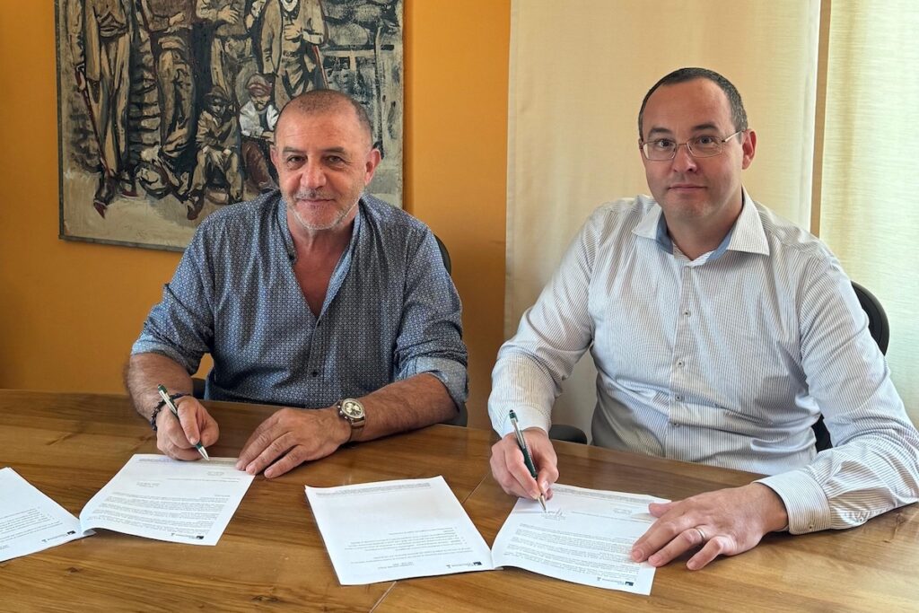 La firma dell'accordo tra Csv e Bccv, con i presidenti Claudio Latino Davide Adolfo Ferré