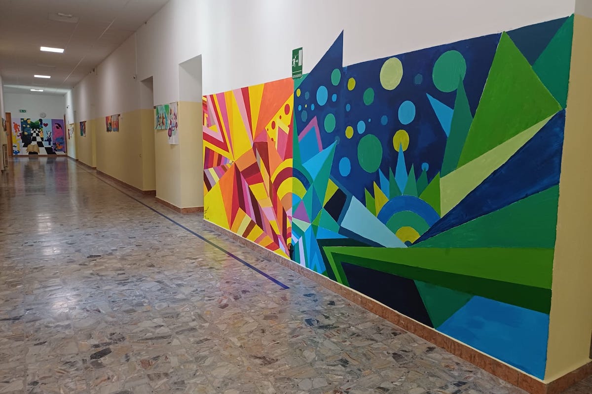 Il murale nel corridoio centrale della scuola