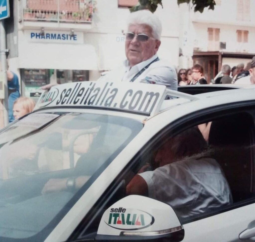 Un’immagine di archivio di Vasco Sarto, ritratto a bordo della vettura del presidente dell’organizzazione del Giro della Valle d’Aosta