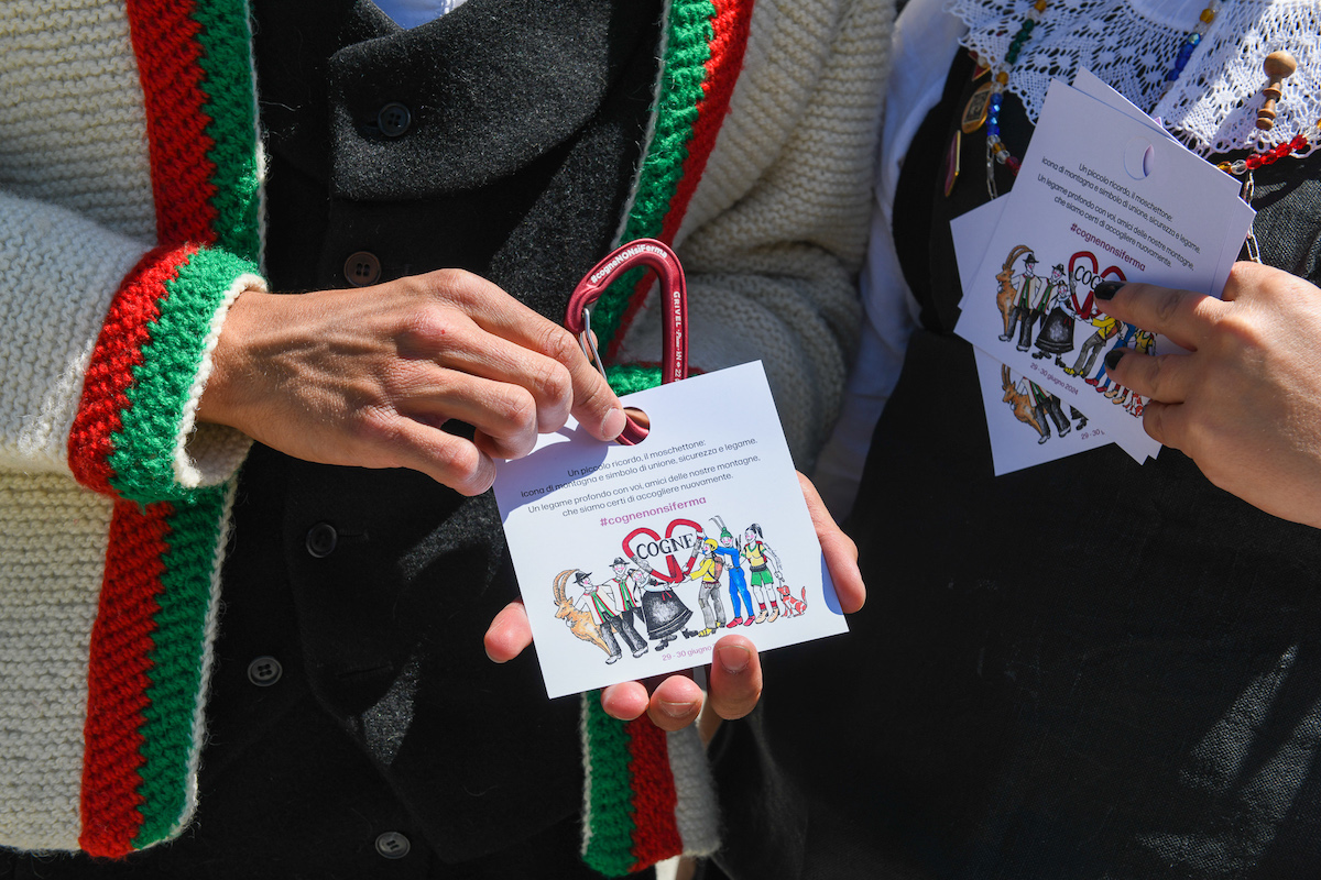 Il regalo a chi ha recuperato l'auto a Cogne - ph Paolo Rey