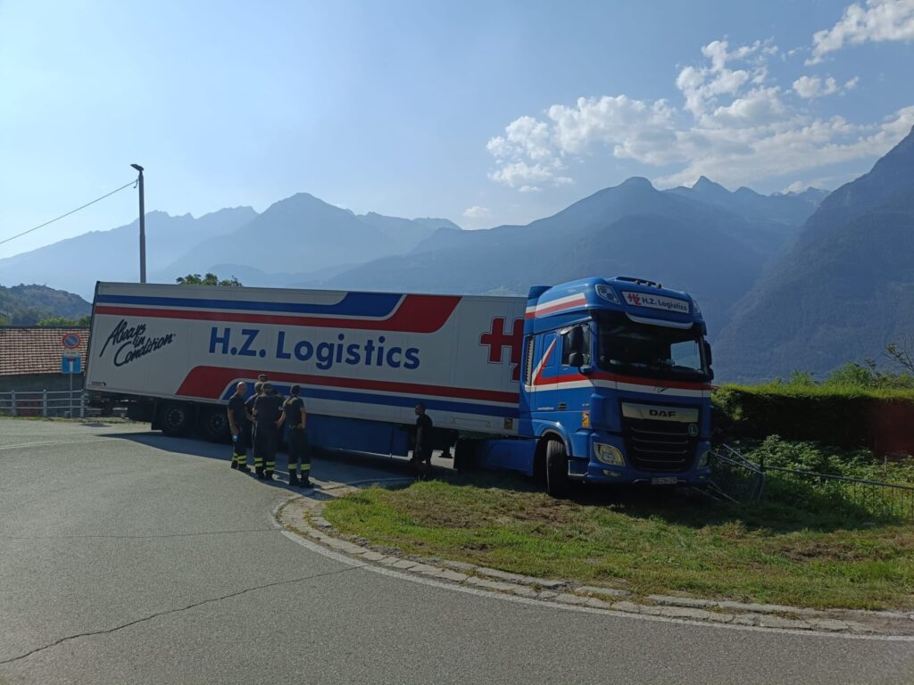 Camion sbaglia strada e finisce “incastrato” sulla collina di Quart