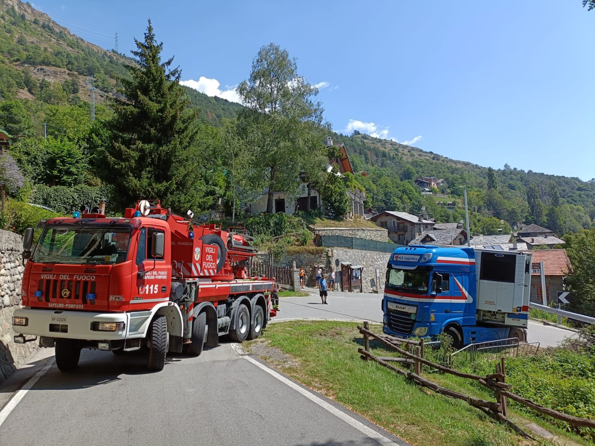 Camion incastrato a Quart