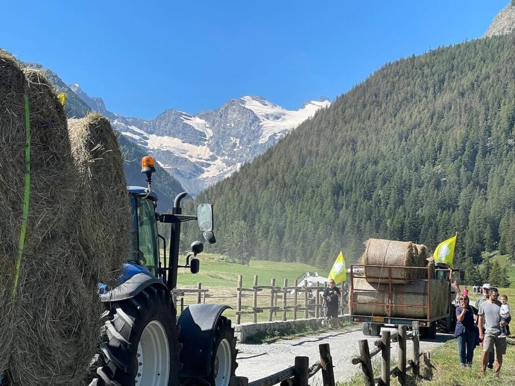 Le aziende di Coldiretti portano a Cogne rotoballe di fieno per le aziende alluvionate