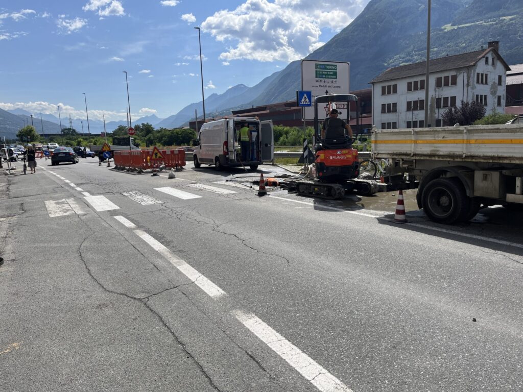 Intervento urgente all’acquedotto, chiusa una parte di via Carrel