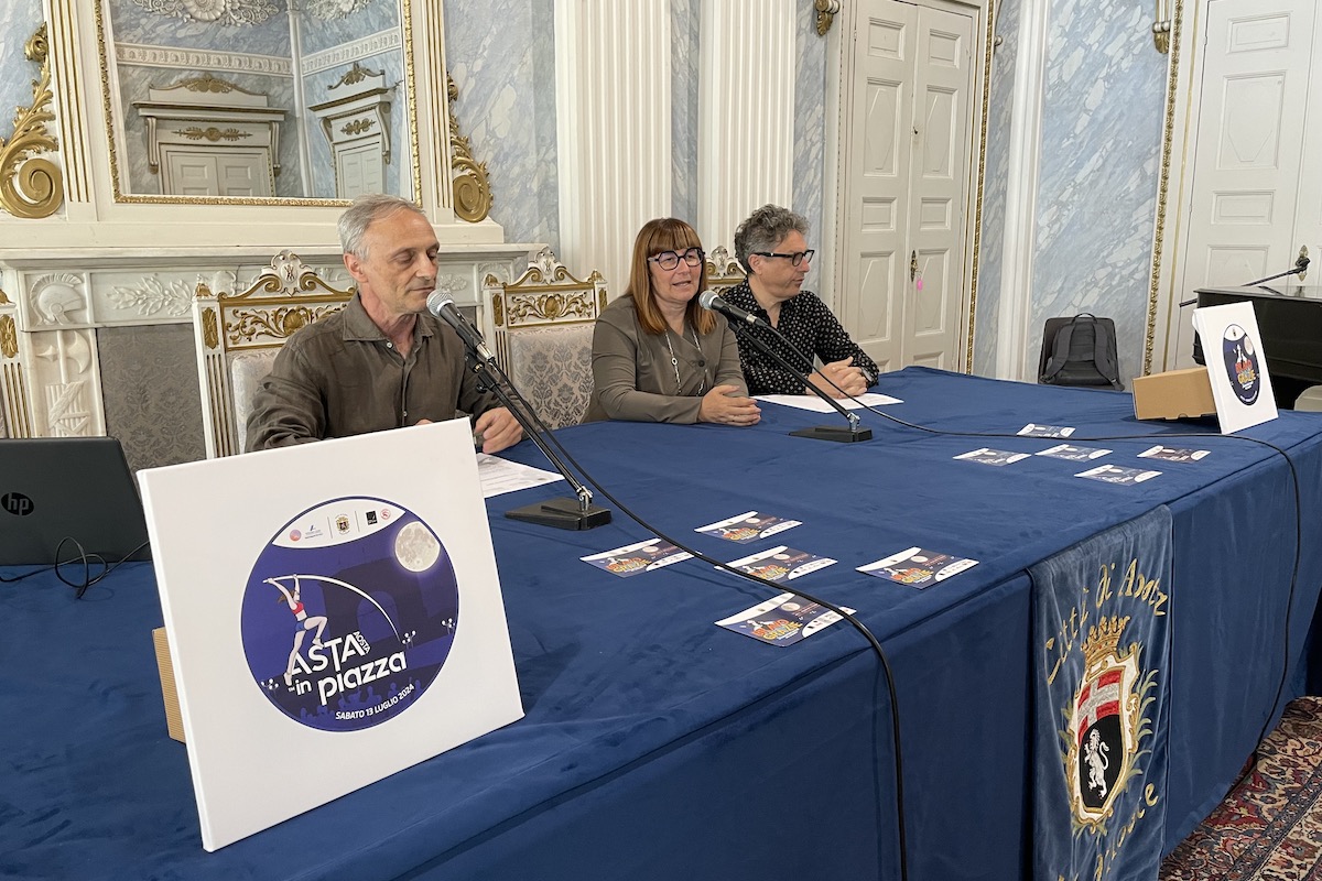 La presentazione di Asta in Piazza e BravoGrazie. Da sx: Fulvio Assanti, Alina Sapinet e Claudio Calì