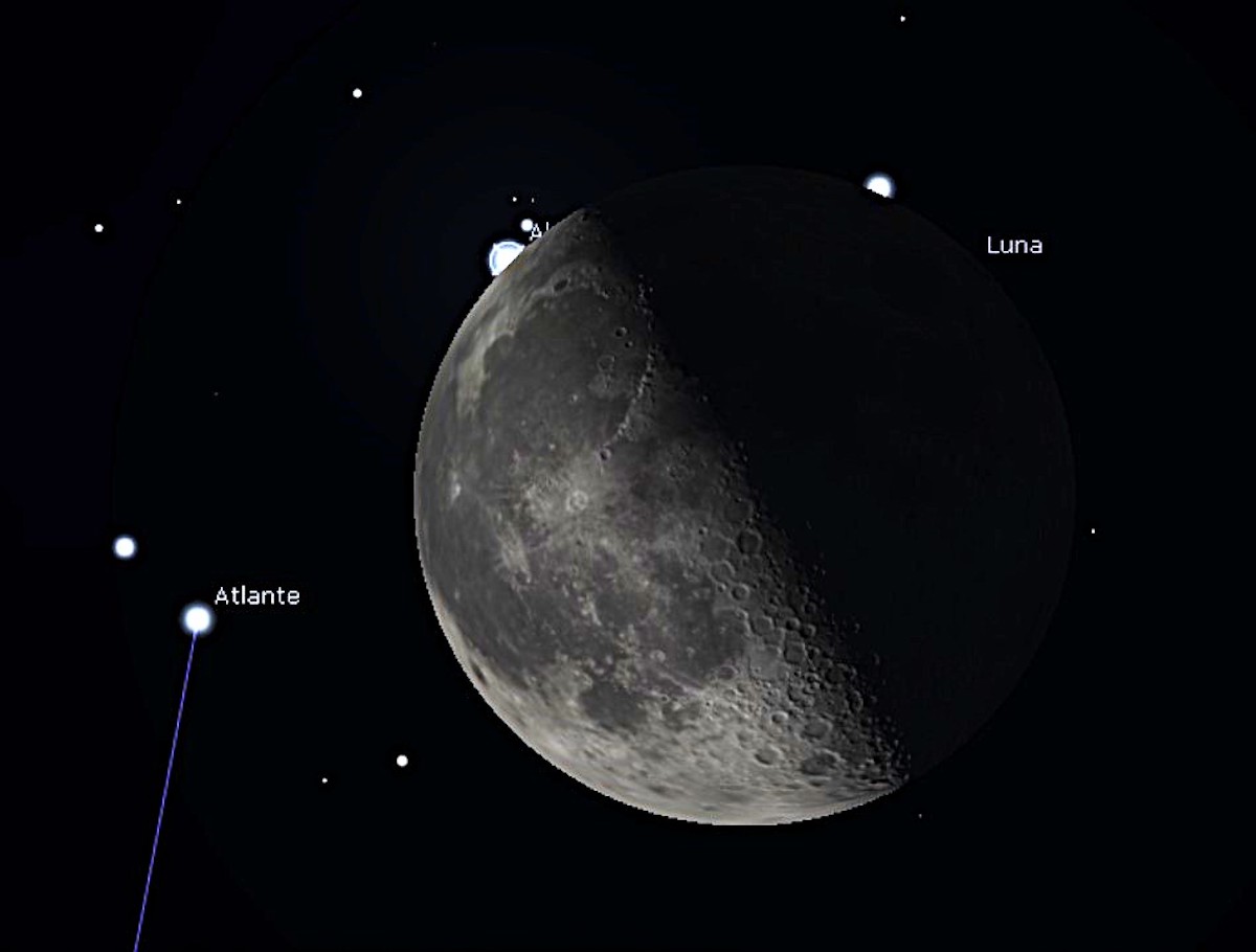 Il 26 agosto la Luna occulta alcune componenti del celebre ammasso stellare aperto delle Pleiadi. La stella che si trova sul lembo illuminato della Luna è Alcyone, la più brillante, mentre quella a destra che spunta dal bordo non illuminato è Merope. Immagine che mostra il nostro satellite naturale alle 5.00 del mattino osservato con un binocolo da una località del centro Italia. Immagine generata con il software Stellarium (http://stellarium.org)