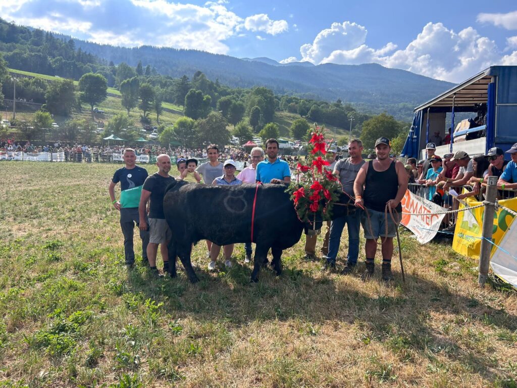 Gli allevatori di Pollein Remo e Gilles Dalbard hanno festeggiato ad Excenex la vittoria in terza categoria per merito di Rabanne