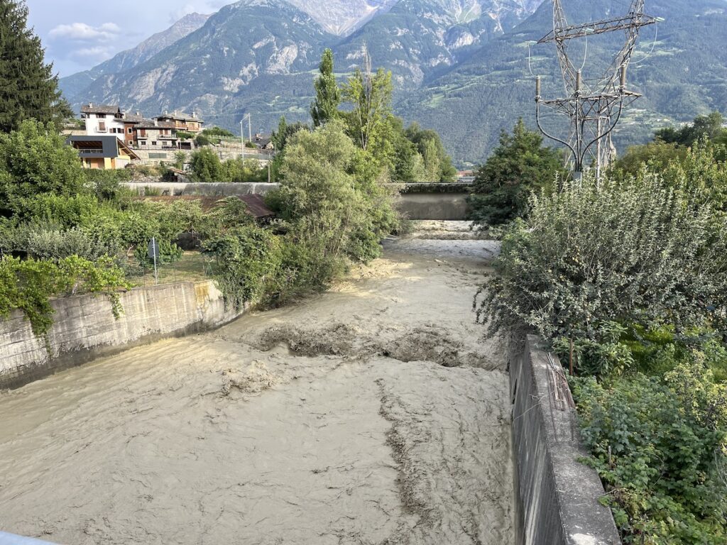 Iniziato lo scarico straordinario dalla diga di Place Moulin