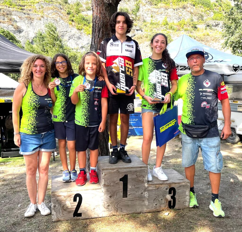 Da sx Loredana D’Urzo (presidente Alemotocorse) – Mirko Loprevite – Loris Accorsi – David Tomas (pilota CNV) – Vanessa Loprevite (unica donna pilota CNV) – Alessandro Loprevite