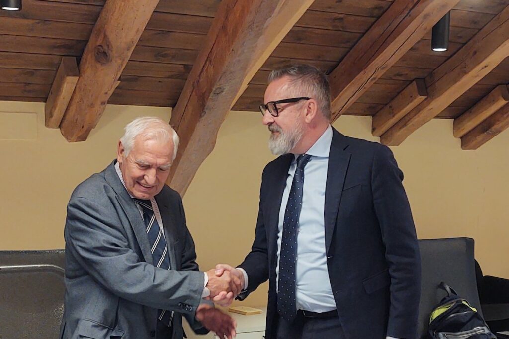 Domenico Broglio ed il presidente del Consiglio comunale di Aosta Luca Tonino - Foto X Comune di Aosta