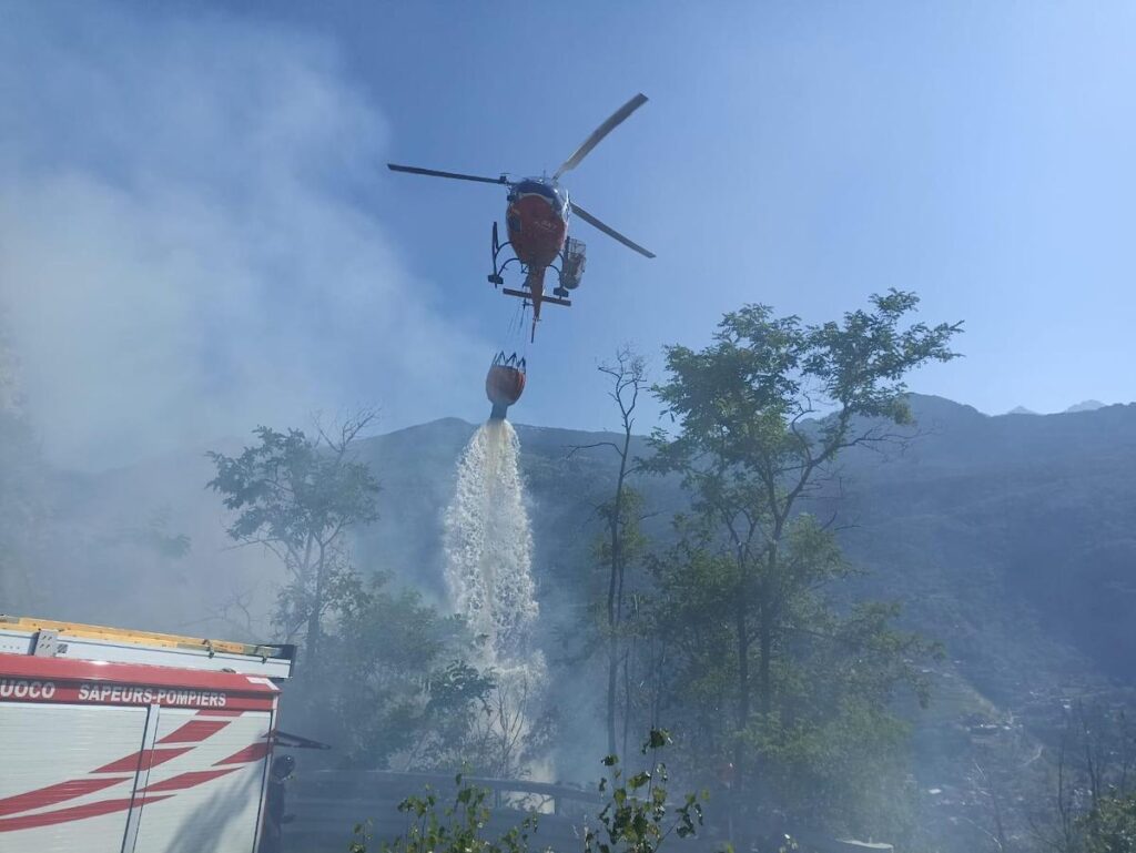 Montjovet, un’autovettura s’incendia e le fiamme si propagano al bosco