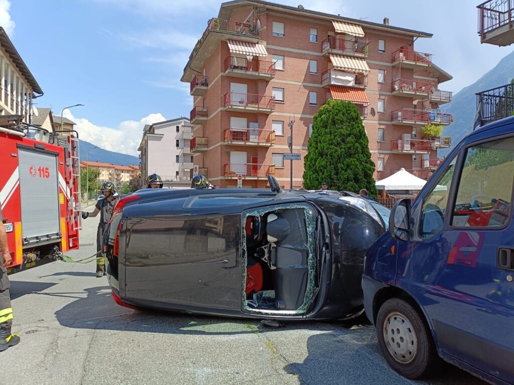 Auto si rovescia sul fianco, in ospedale la conducente