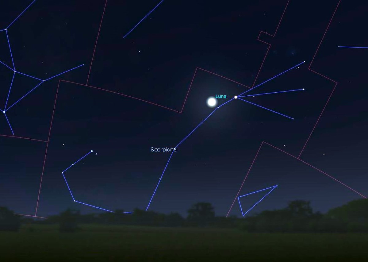 La figura mostra il cielo verso sud ovest alle 20.30 del 10 settembre, quando la Luna passerà vicino alla supergigante Antares, la stella più luminosa della costellazione dello Scorpione. Immagine generata con il software Stellarium