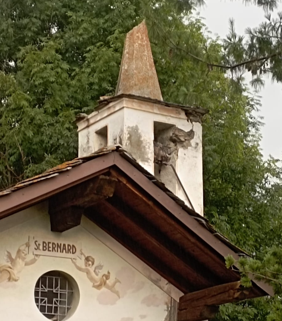 Un fulmine danneggia il campanile della chiesa di Nissod a Châtillon