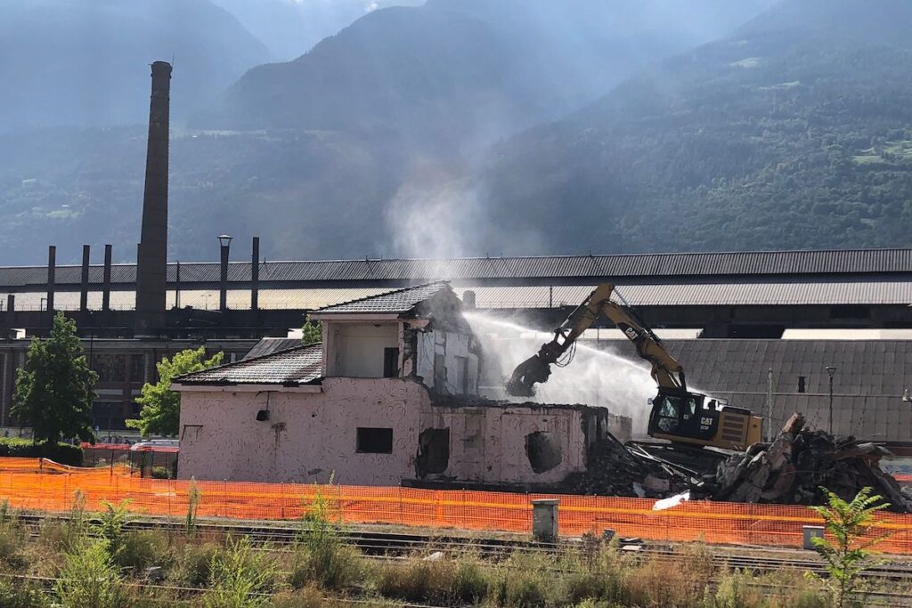 È cominciata la demolizione dell’ex dopolavoro ferroviario di Aosta