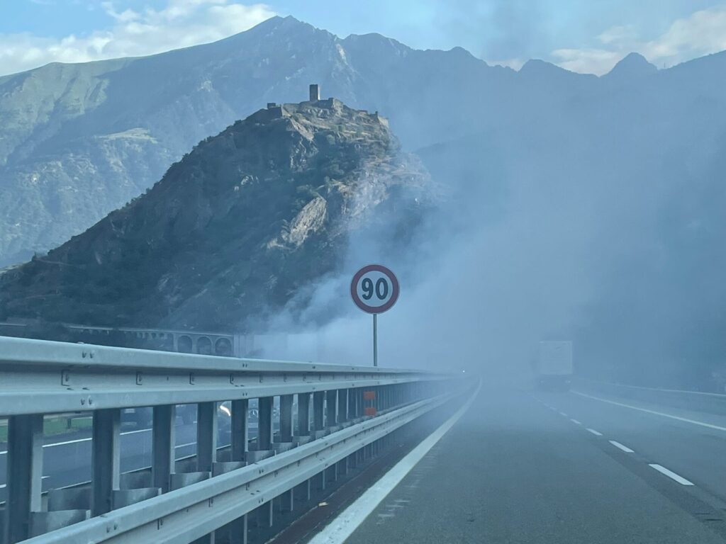 Mezzo in fiamme sull'A5