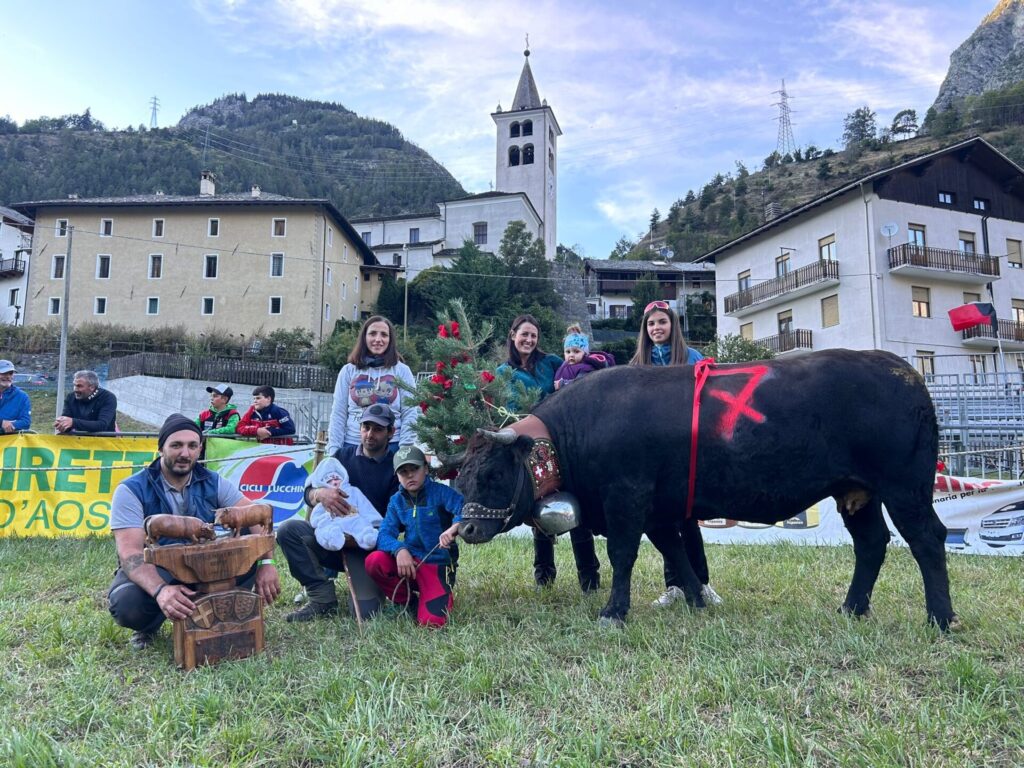 La festa nell’arena di Valpelline per il successo di Reinon dei fratelli Cunéaz, che permette alla Valle d’Aosta di vincere per l’ottava volta il combat de l’Espace Mont Blanc