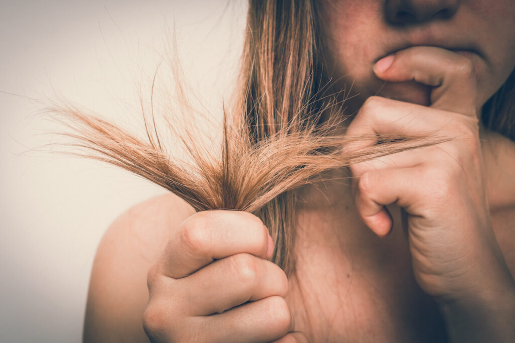 Capelli danneggiati e fragili: come prevenire la rottura