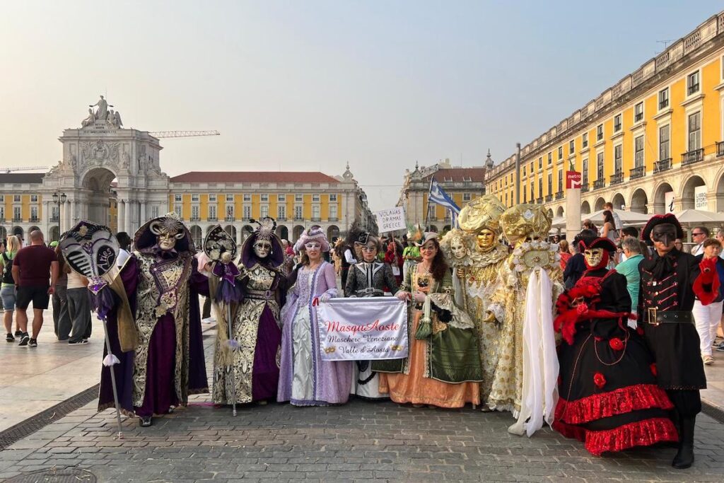 Le maschere veneziane di MasquAoste hanno sfilato a Lisbona