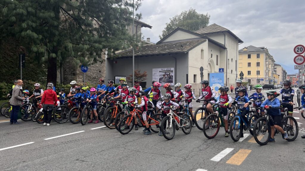 Inaugurata la nuova ciclabile di Aosta che unisce i quartieri