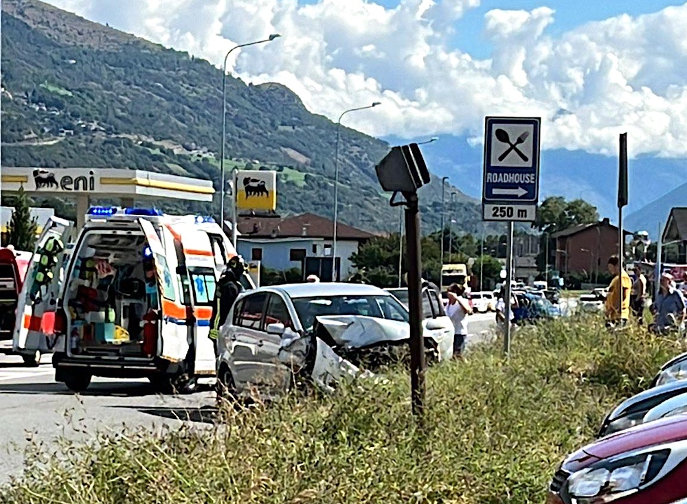 Incidente coinvolge quattro veicoli, un ferito