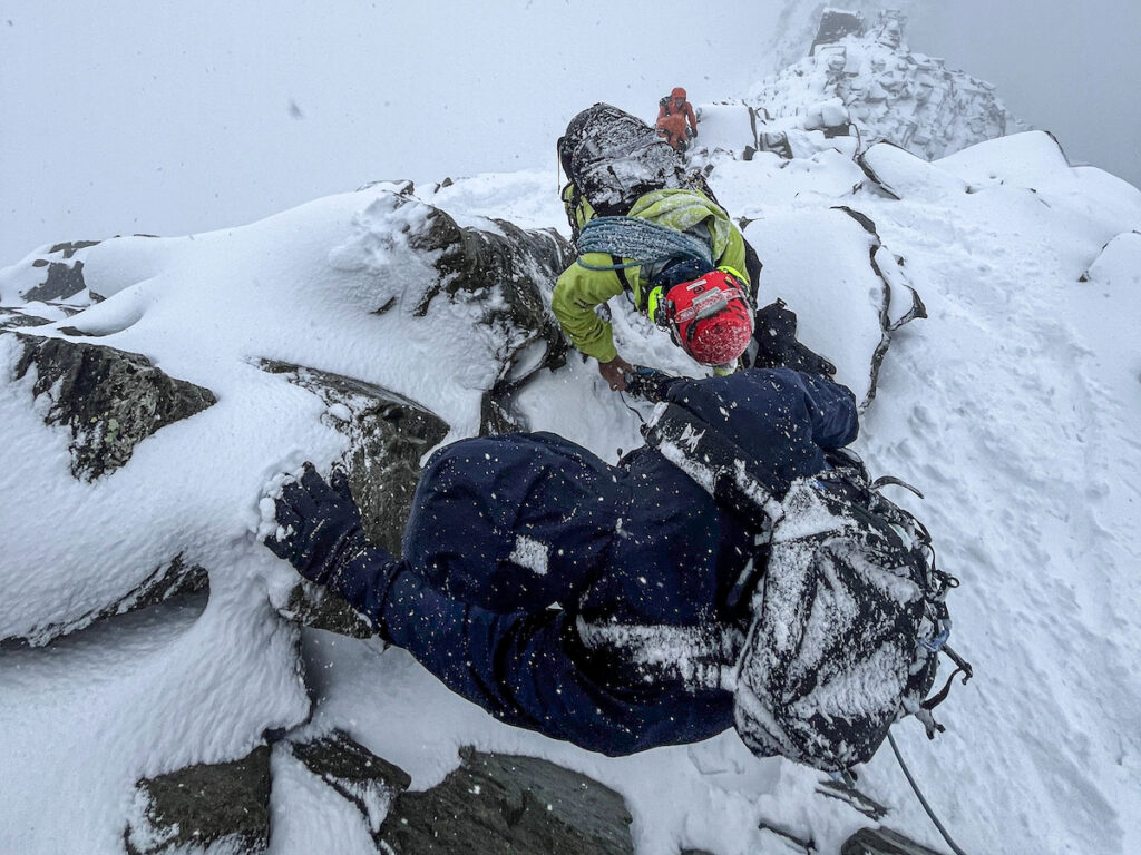 Salvi due alpinisti bloccati sul Cervino per 14 ore a quota 3.500 con scarpe e pantaloni leggeri