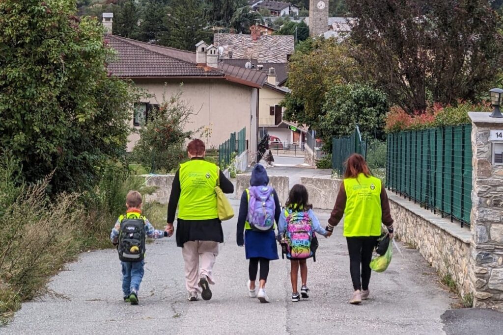 A Quart si sperimenta il “pedibus” per accompagnare i bimbi a scuola