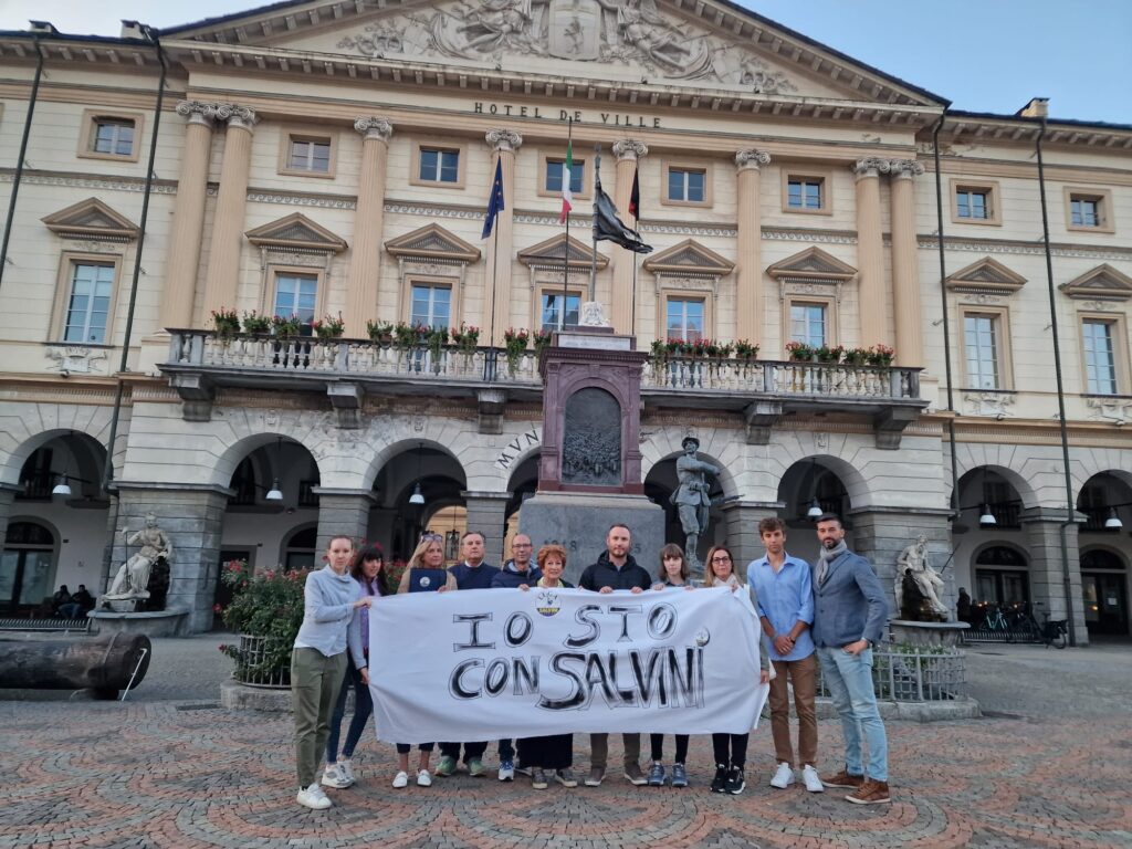 “Io sto con Salvini”, flash-mob dei consiglieri e del gruppo giovani della Lega Vda