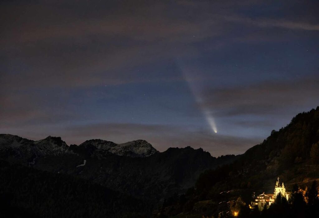 Spettacolo al tramonto, dal cielo della Valle d'Aosta attraverso le nubi ecco spuntare la Tsuchinshan -Atlas!! Ben visibile ad occhio nudo e spettacolare al binocolo - Foto di Alessandro Cipolat Bares