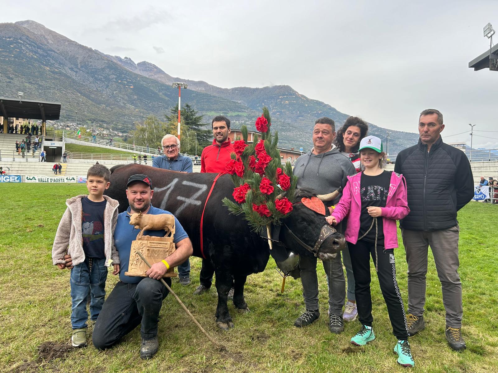 Vespa di Stefano Lale Démoz, che con una finale magistrale è l’ottava vincitrice del concorso interregionale riservato alle bovine primipare